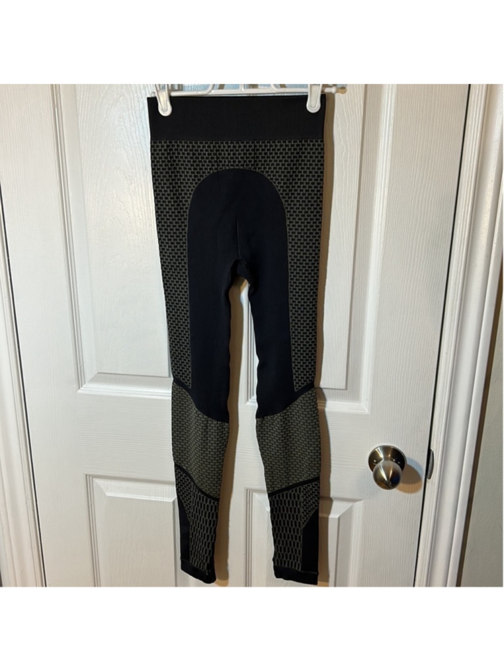 Lululemon size 4 about that base tights - Picture 3 of 8